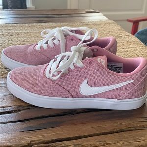 Women’s Nike’s! Size 6.